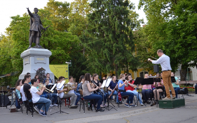 Lágy dallamok a főtéren