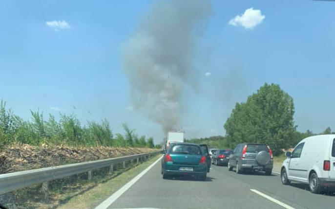Lángba borult egy kamion az M5-ösön