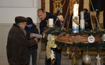Fellobbant a remény lángja városunk adventi koszorúján