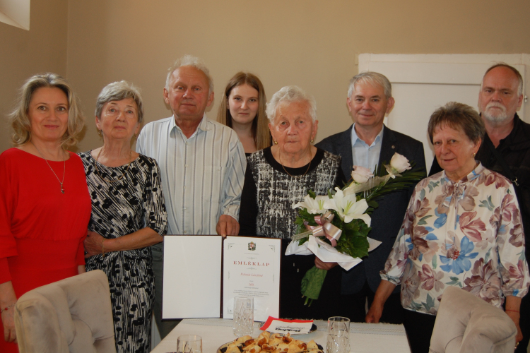 Dolgozz sokat, élj tisztességesen és becsületesen!