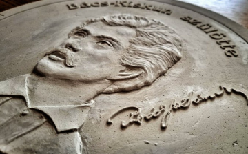 Petőfi portréját ábrázolja az új plakett