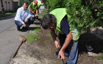 Takarítják az esővíz elvezető árkokat a Kossuthvárosban