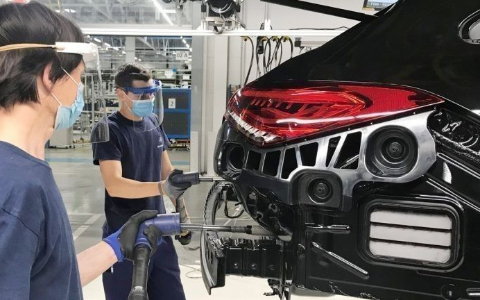 Leállt a termelés és oltópontokat alakítottak ki a kecskeméti Mercedes-gyárban
