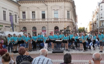 Ma este is térzene zárja a pénteki napot