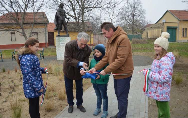 Dózsa György szobra a róla elnevezett utca végére került