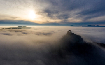 Zsilipként záródik a felhőzet, de ma áttörhet a napsütés