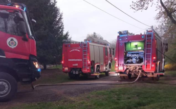 Kigyulladt egy épület a tiszaalpári skanzenben