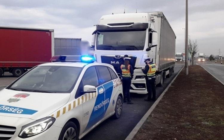Háromnapos közúti akcióban ellenőrzik a teherautókat és buszokat