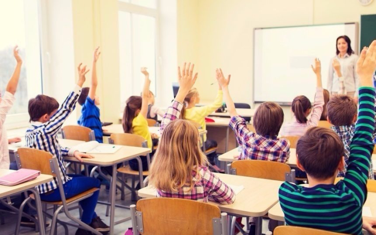 Nyitva maradnak az iskolák, óvodák, amíg nincs megbetegedés