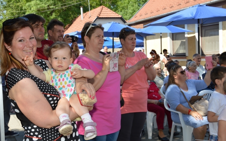 Majális szivárvány színekben