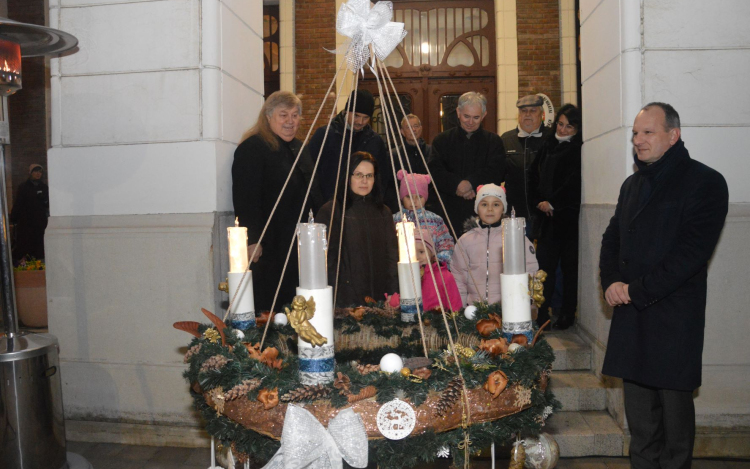 Felgyúlt a második gyertya is városunk adventi koszorúján