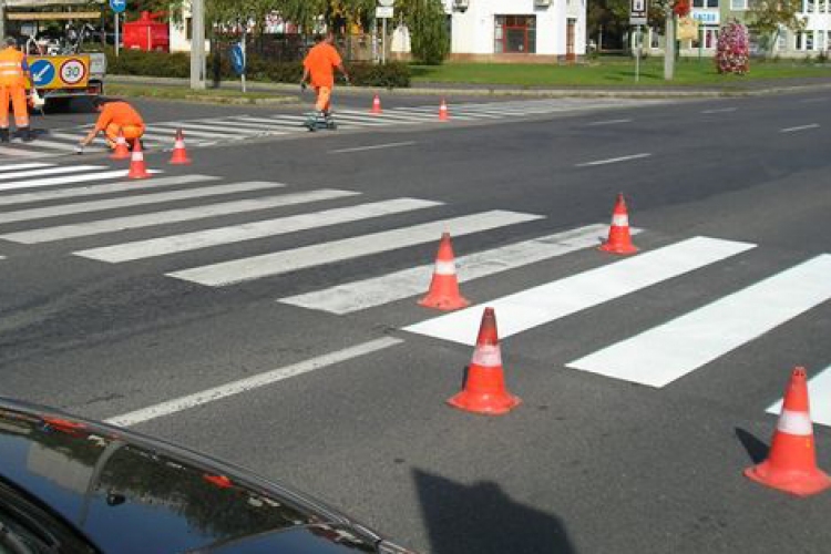 Útburkolati jelek felújító festését végzik Félegyházán