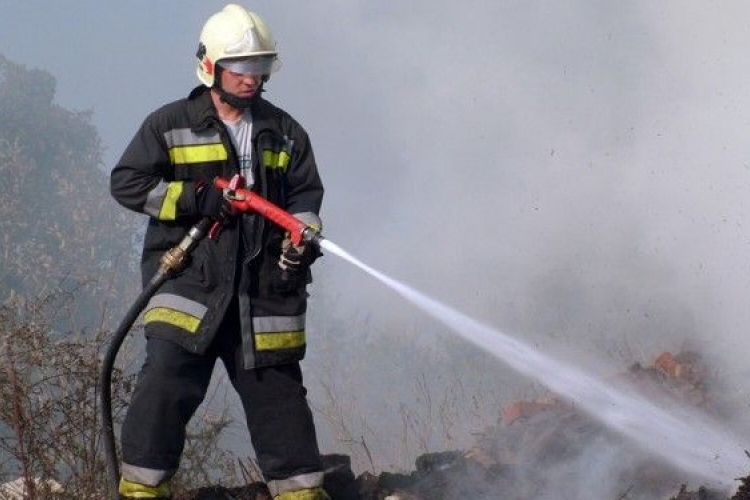 Kigyulladt egy mezőgazdasági telep Nyárlőrincen