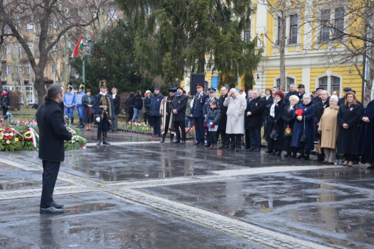 Városi ünnepség a Petőfi szobornál március 15-én