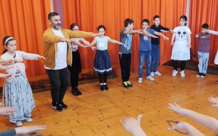 Fellépésre készülnek a jászszentlászlói néptáncosok