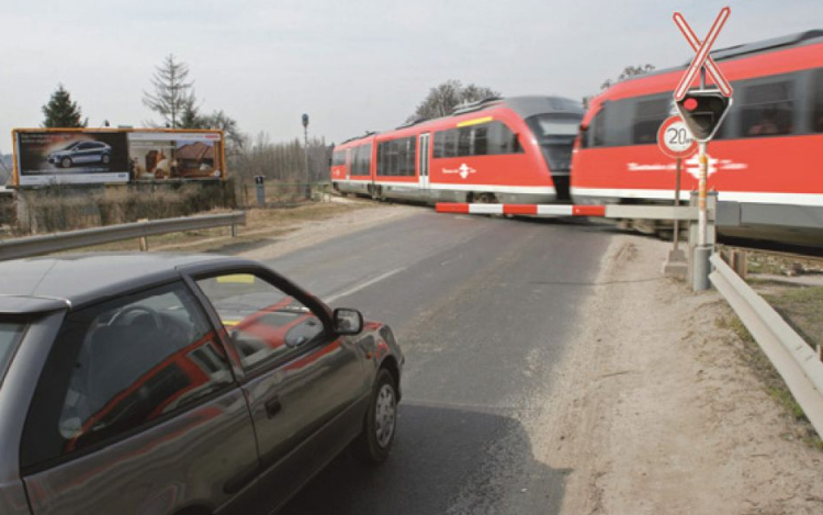 Figyelem! Ellenőrzés a vasúti átjárókban