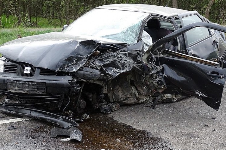 Négyen megsérültek a 44-esen történt balesetben