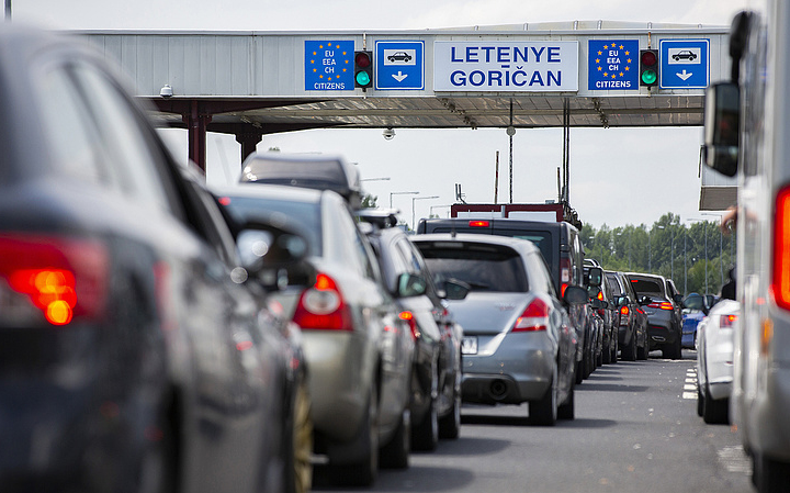 Kilométeres sorok a horvát határnál