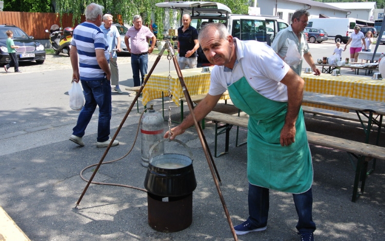 Már fő a bográcsban a halászlé!