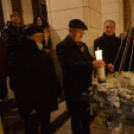 Lobog már a remény gyertyája is