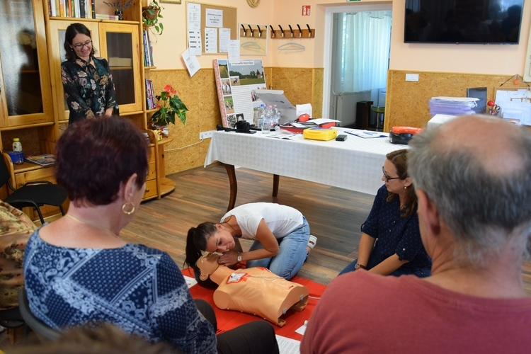 Az újraélesztést és a defibrillátor használatát gyakorolták Petőfiszálláson