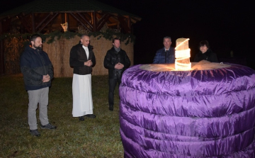 Petőfiszálláson is fellobbant az adventi koszorún az első gyertya lángja