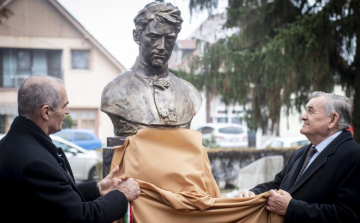 Petőfi szobrot állítottak Nyárlőrincen
