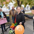 Forró teával és öleléssel várták a járókelőket