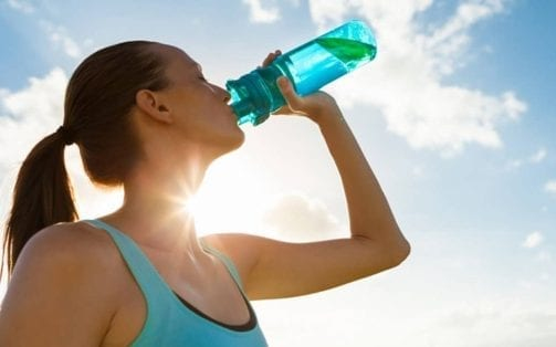 A folyadékpótlásnál a sóbevitelre is figyelni kell