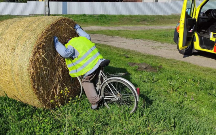 Egy dél-alföldi szalmabábuhoz riasztották a mentőket