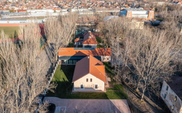 Laktanyából gyermekjóléti központ műemléképületben: egyedi fejlesztéssel gazdagodott Kecskemét