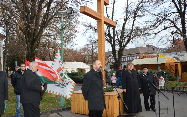 Álljunk meg egy percre a kettős kereszt alatt