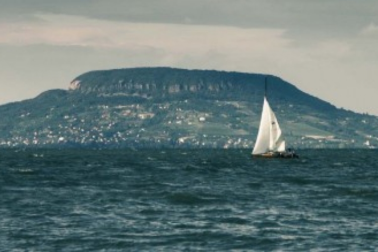 Két holttestet emeltek ki a Balatonból szerdán, egy embert még keresnek