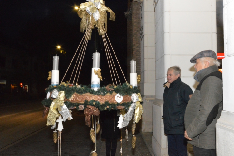 Fellobbant a lángja az első gyertyának városunk adventi koszorúján