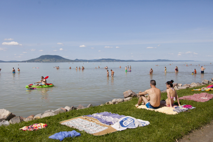 Mintegy 2800 esetben segítettek az önkéntesek a Balaton körül 