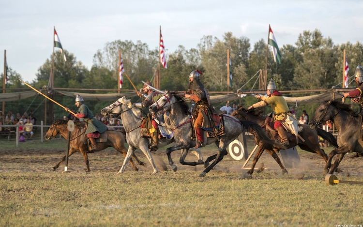 Harci vetélkedők és fegyverhasználati bemutatók a Turán Lovasviadalon