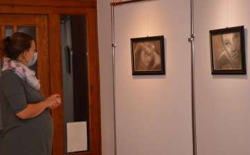 Az élettapasztalat irányította alkotói mozdulatait