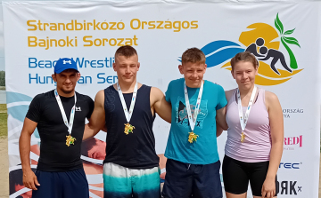 Óriási siker strandbirkózásban