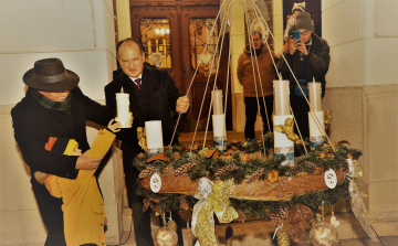 Lobog a hitet jelképező láng városunk adventi koszorúján