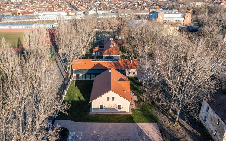 Laktanyából gyermekjóléti központ műemléképületben: egyedi fejlesztéssel gazdagodott Kecskemét