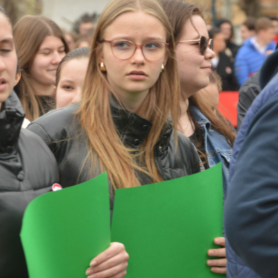 Élő kokárdát alkottak Félegyháza végzős diákjai a városközpontban