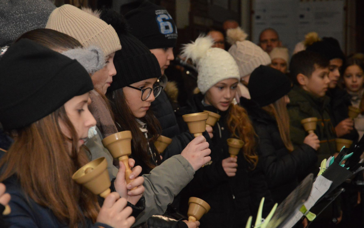 Az öröm lángja is fellobbant városunk adventi koszorúján