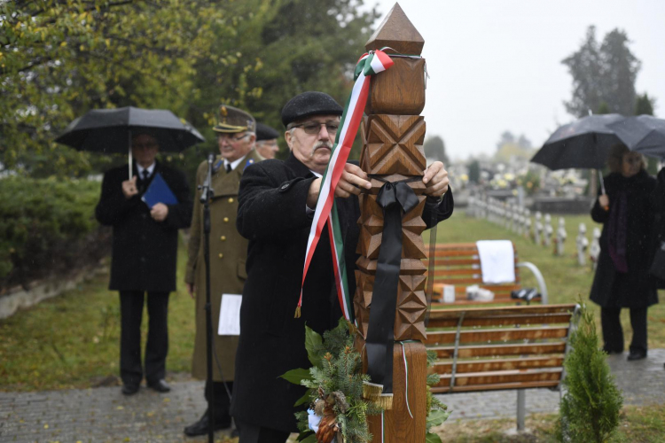 Elhunyt bajtársak emlékét őrzi a felavatott kopjafa