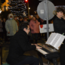 Lobog a hitet jelképező láng városunk adventi koszorúján
