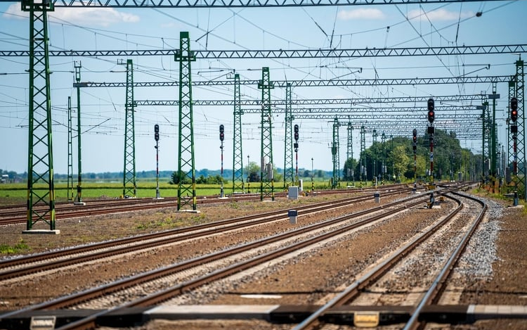 Vasútfejlesztési stratégia: tíz év alatt újulna meg a pályahálózat és a járműpark