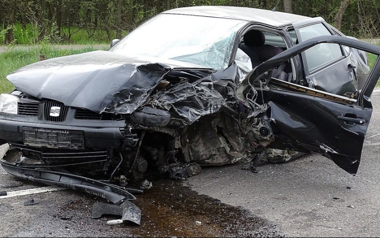 Négyen megsérültek a 44-esen történt balesetben