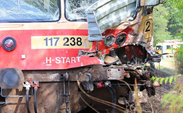 Pótkocsis teherautó ütközött személyvonattal Tiszaalpárnál