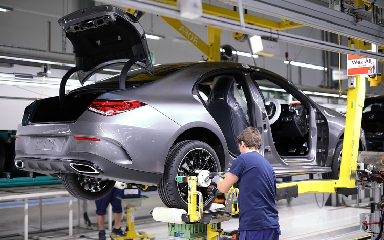 Egy hónapra leáll a termelés télen a kecskeméti Mercedes-gyárban