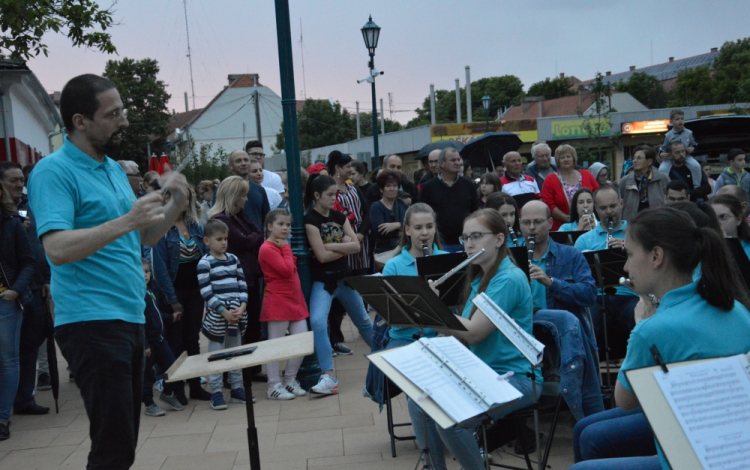 A Kiskunfélegyházi Koncert Fúvószenekart hallhatjuk a téren pénteken