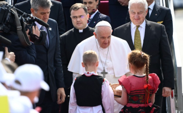 Isten hozta! Megérkezett Ferenc pápa